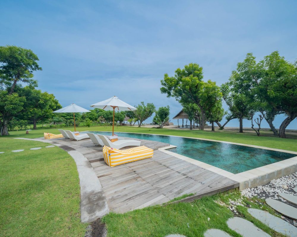 MilosOnTheBeach-PoolAndGarden_05